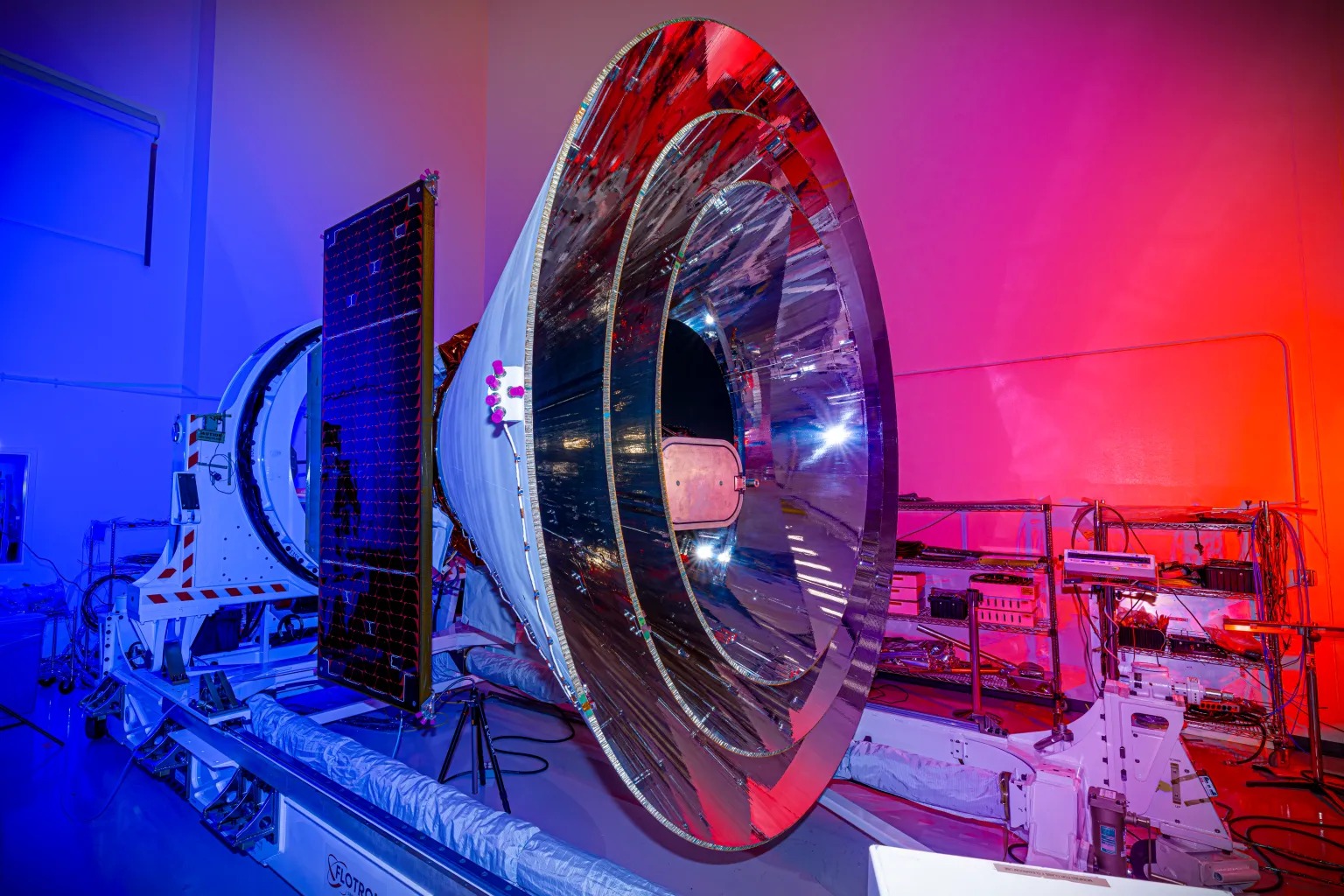 The core technology of SPHEREx is imaging spectroscopy that simultaneously conducts imaging observations of wide areas and spectroscopic observations to gauge changes in brightness according to the wavelengths of individual celestial bodies. (California Institute of Technology) 