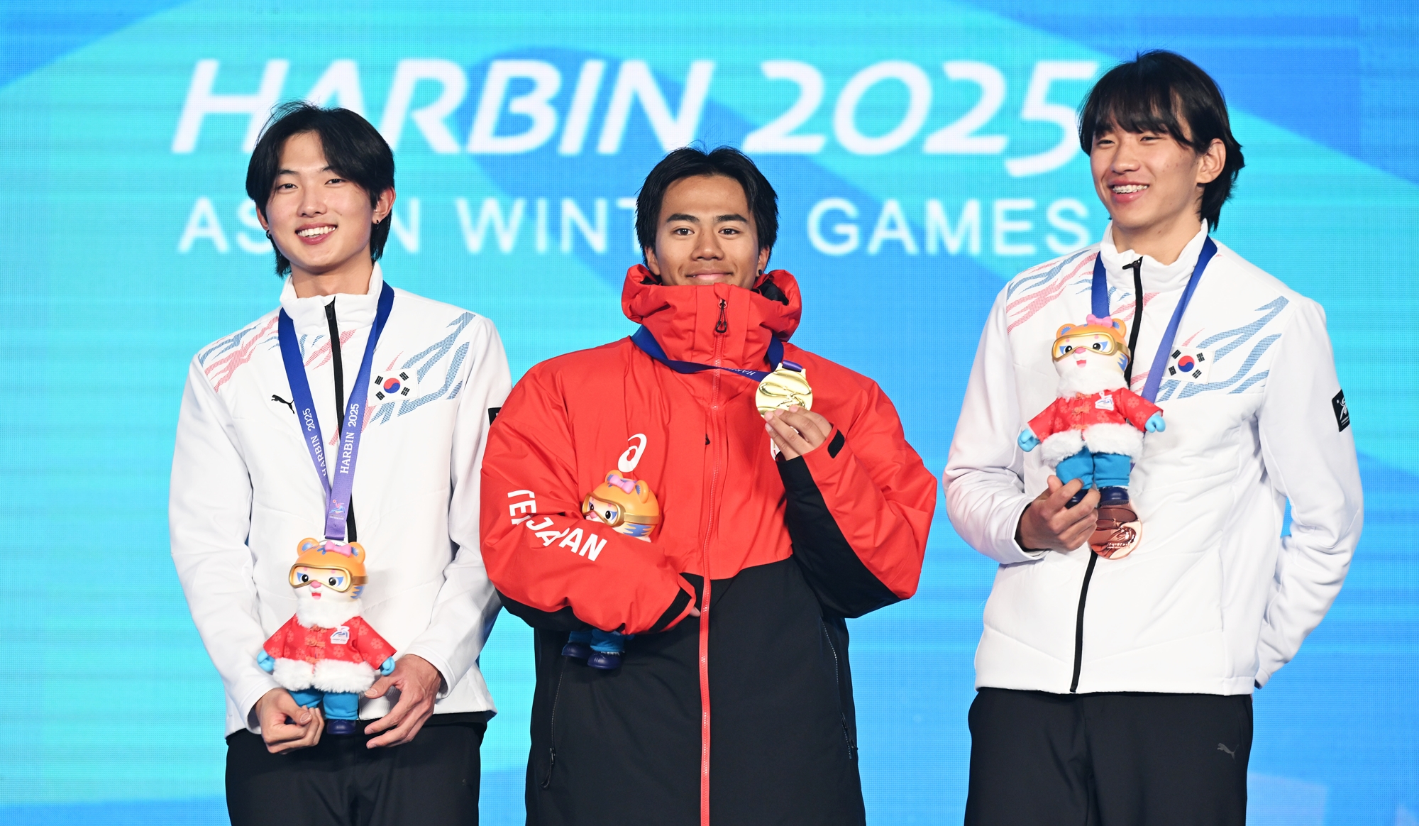 From left at Yabuli Ski Resort in Shangzi, southeast of Harbin, China, are Yoon Jonghyun (silver), Japan's Rai Kasamura (gold) and Shin Yeongseop (bronze) on Feb. 12 at the awards ceremony for the big air event of men's freestyle skiing at the Winter Asian Games. (Yonhap News)