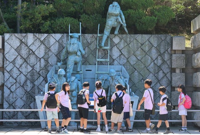 Elementary schoolers visit memorial to 1950 Incheon landing