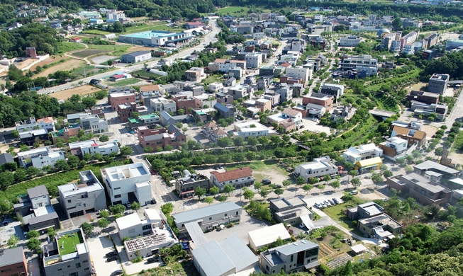 [Local 100] ② Icheon Ye's Park: citadel of ceramic heritage