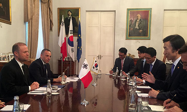 Foreign minister visits Malta