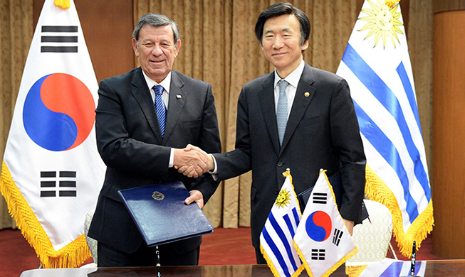 Korea, Uruguay discuss denuclearization, cooperation