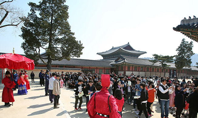 More than 10 million enjoy royal palaces, shrines 