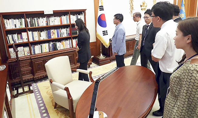 President Moon collects books recommended by public