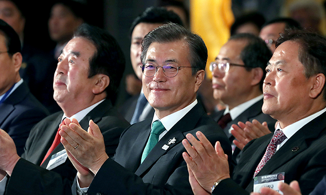 President Moon sends message of thanks, peace to overseas Koreans