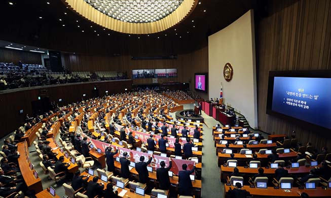 President Moon reemphasizes people-focused economy at National Assembly