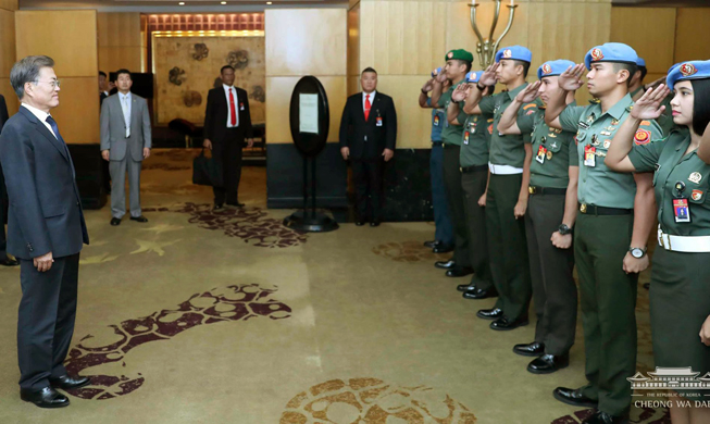 President Moon greets Indonesian secret service