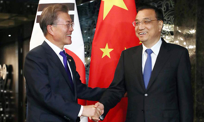 President Moon holds talks with Chinese premier in Manila