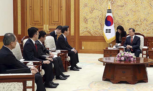 President Moon meets delegation from Japan's Komeito party 