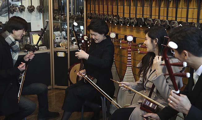 'Just like <i>erhu</i> strings, I hope for Korea and China to join in harmony': first lady