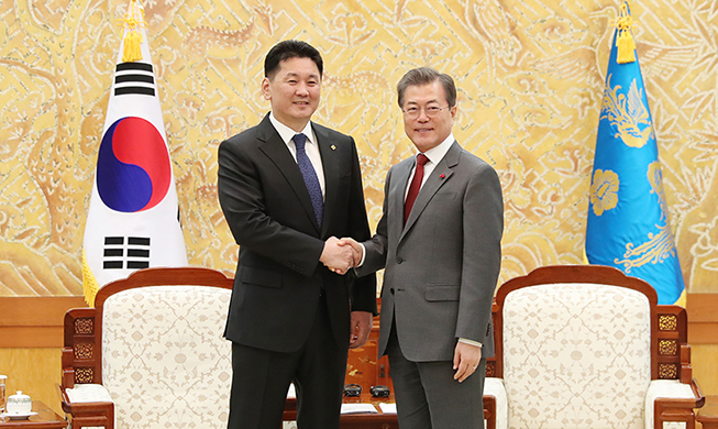 President Moon meets Mongolian PM