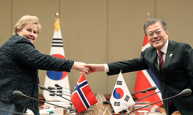 President Moon meets Norwegian prime minister