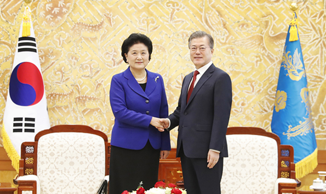 President Moon holds meeting with Chinese Vice Premier