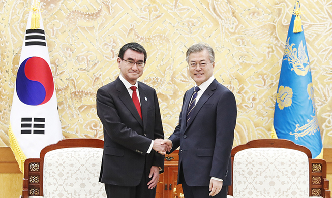 President Moon meets with Japanese foreign minister