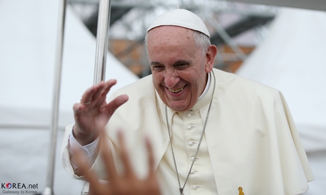 Pope hails commitment from two Korean leaders