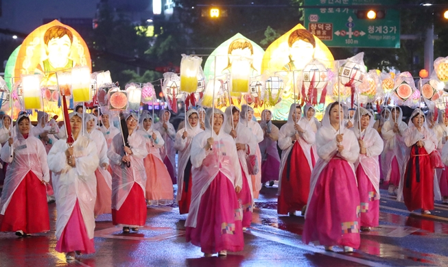 Lantern parade in rain celebrates Buddha’s birth, Korean peace