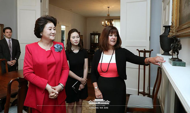 First lady meets U.S. second lady, hopes for peace on Korean Peninsula