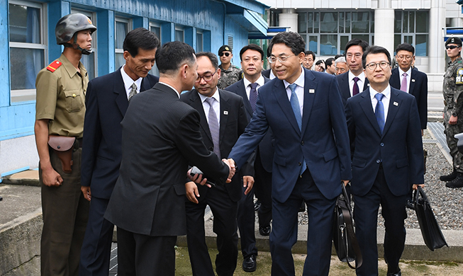 Two Koreas agree on road modernization