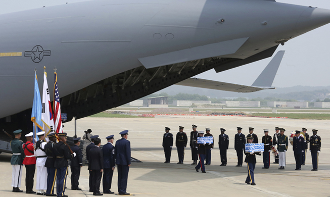 Remains of US war dead return from North Korea