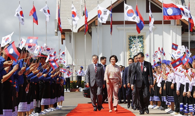 President Moon heads home after finishing 3-nation SE Asian tour