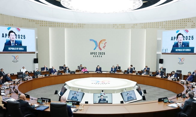 World's eyes turn to Gyeongju as main APEC meeting starts