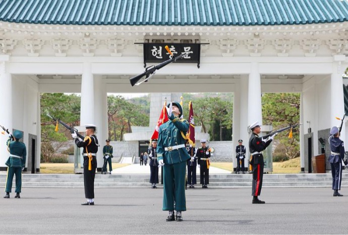 Uber-precise movements of honor guard