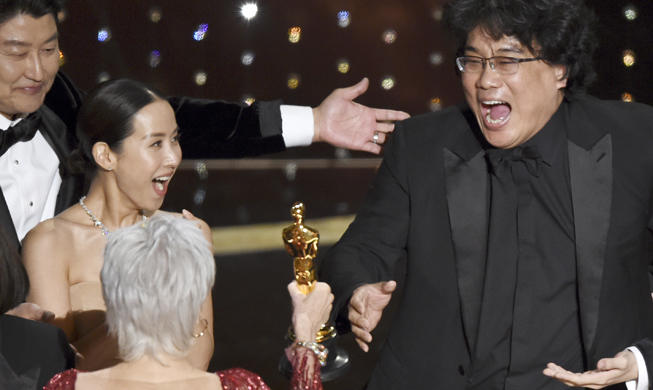 'Parasite' makes history in claiming 4 Oscars