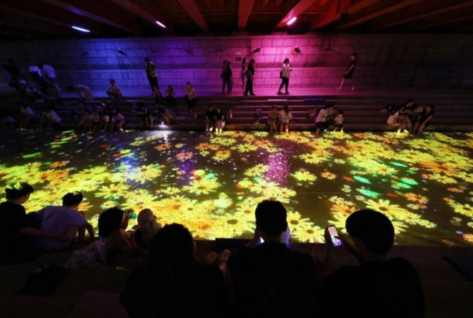 Media art display at Cheonggyecheon Stream