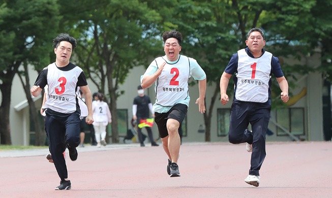 Police officers sprint for physical fitness test