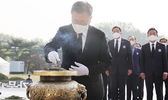 President Moon visits nat'l cemetery to mark 1960 revolution