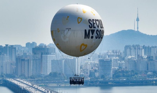 Moon of Seoul floats over Yeouido district