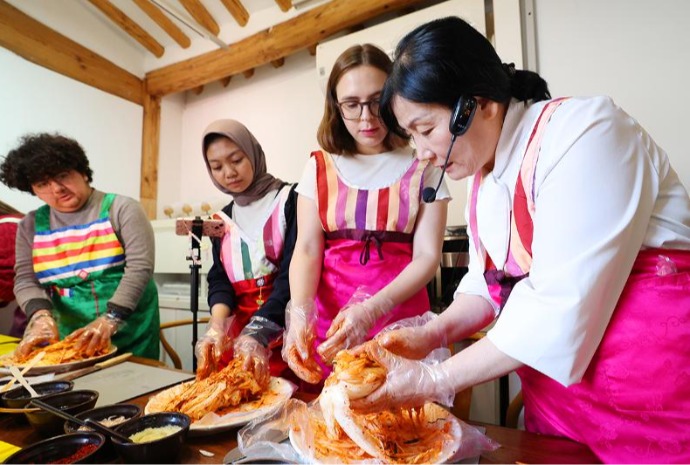 'This is Korean spicy': foreign students learn to make kimchi