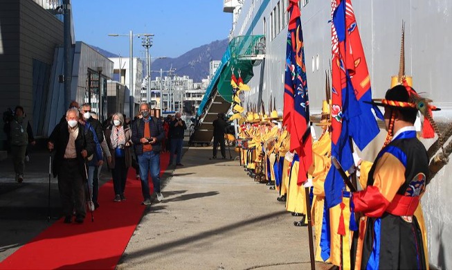 Foreign cruise ship enters Sokcho port for 1st time in 3 years