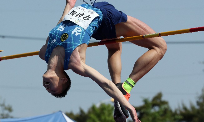 Woo Sang-hyeok grabs world No. 1 in indoor, outdoor high jump