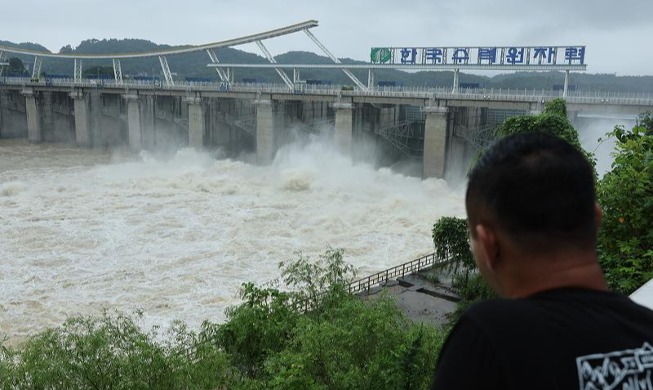 Paldang Dam opens floodgates