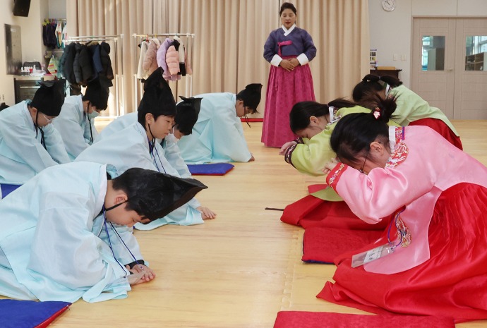 Elementary school students learn traditional deep bowing