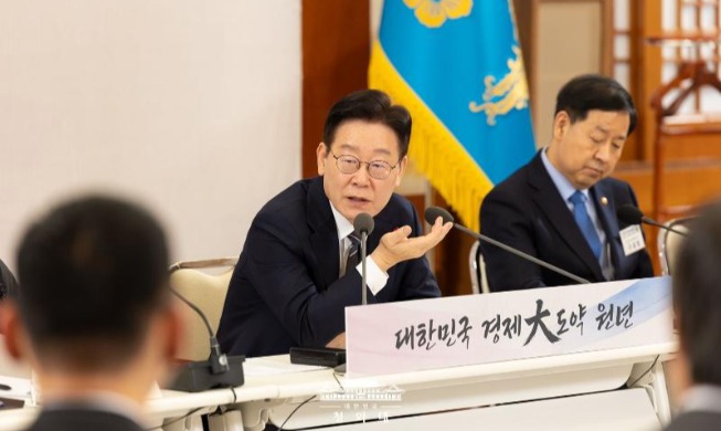 President Lee: chips, financial recovery to boost 2026 growth to 2%