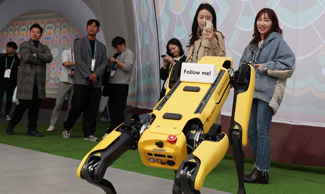 APEC exhibition hall displays present, future of Korean high tech