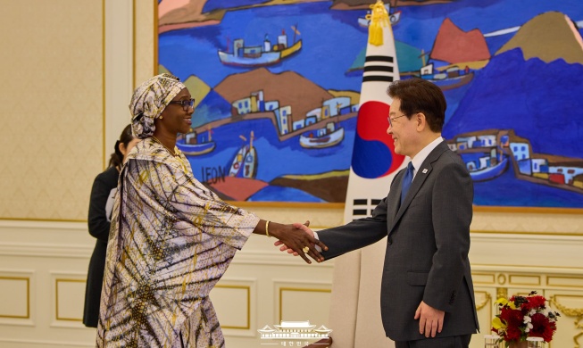 President Lee hosts ceremony for eight new foreign ambassadors