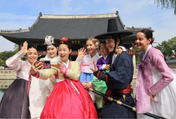 Properly wearing Hanbok