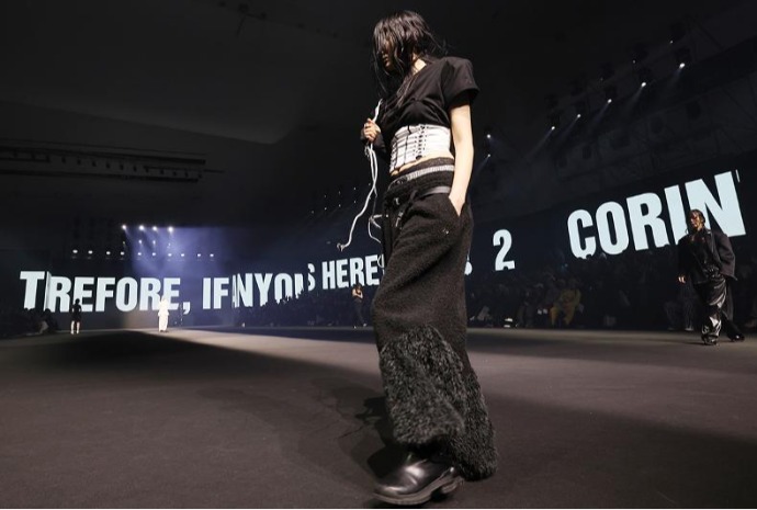 Fashion walking toward future