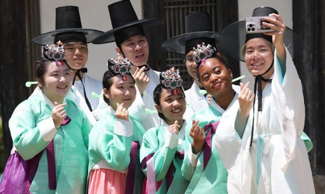 Multicultural families in 2024 see higher college attendance, incomes