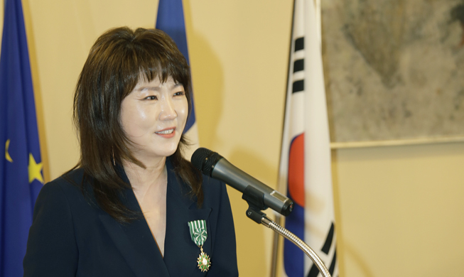 Jazz vocalist Youn Sun Nah receives award from French gov't