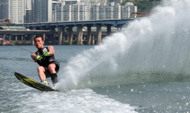 Water skiing on Hangang River