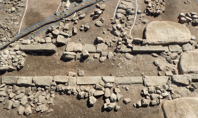 Joseon-era public bathroom with sewage facility found at Seoul palace