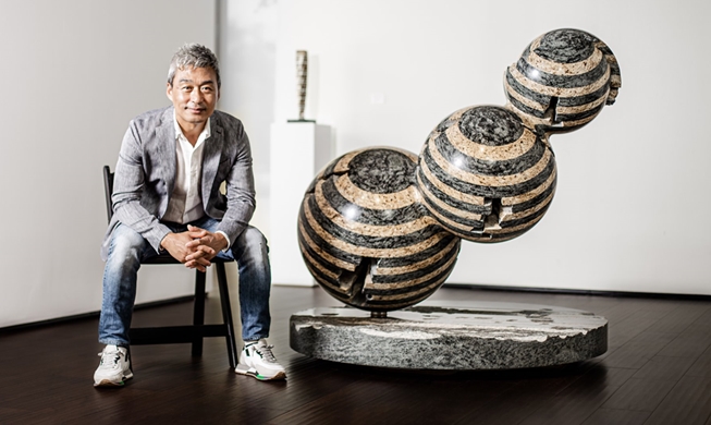 Korean sculptor engraves honesty in marble