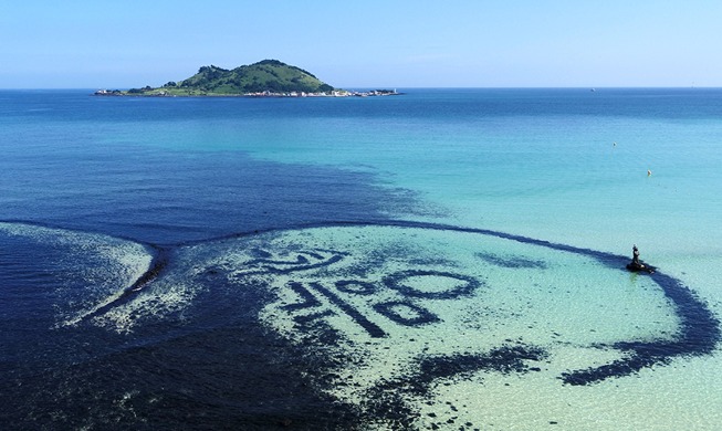 [Korea in photos] Stone fishing traps at Jeju Island beach