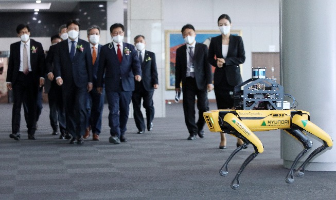 [Korea in photos]  AI robot guide at Smart Construction Expo