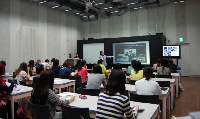 No. of people learning Korean studies abroad exceeds 40,000