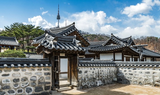 🎧 Exhibition displays Hanok reinterpretations by promising new artists